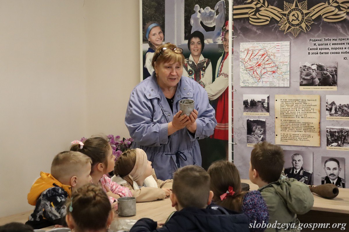 Подлинные экспонаты военных лет представили воспитанникам ЦРР «Ивушка» в Слободзейском историческом музее