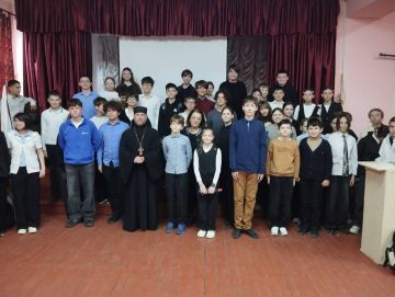 В канун большого православного праздника Гимназию № 3 посетил протоиерей Преображенского собора Бендер Владимир