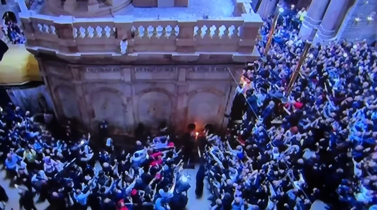 Только что сошёл Благодатный огонь