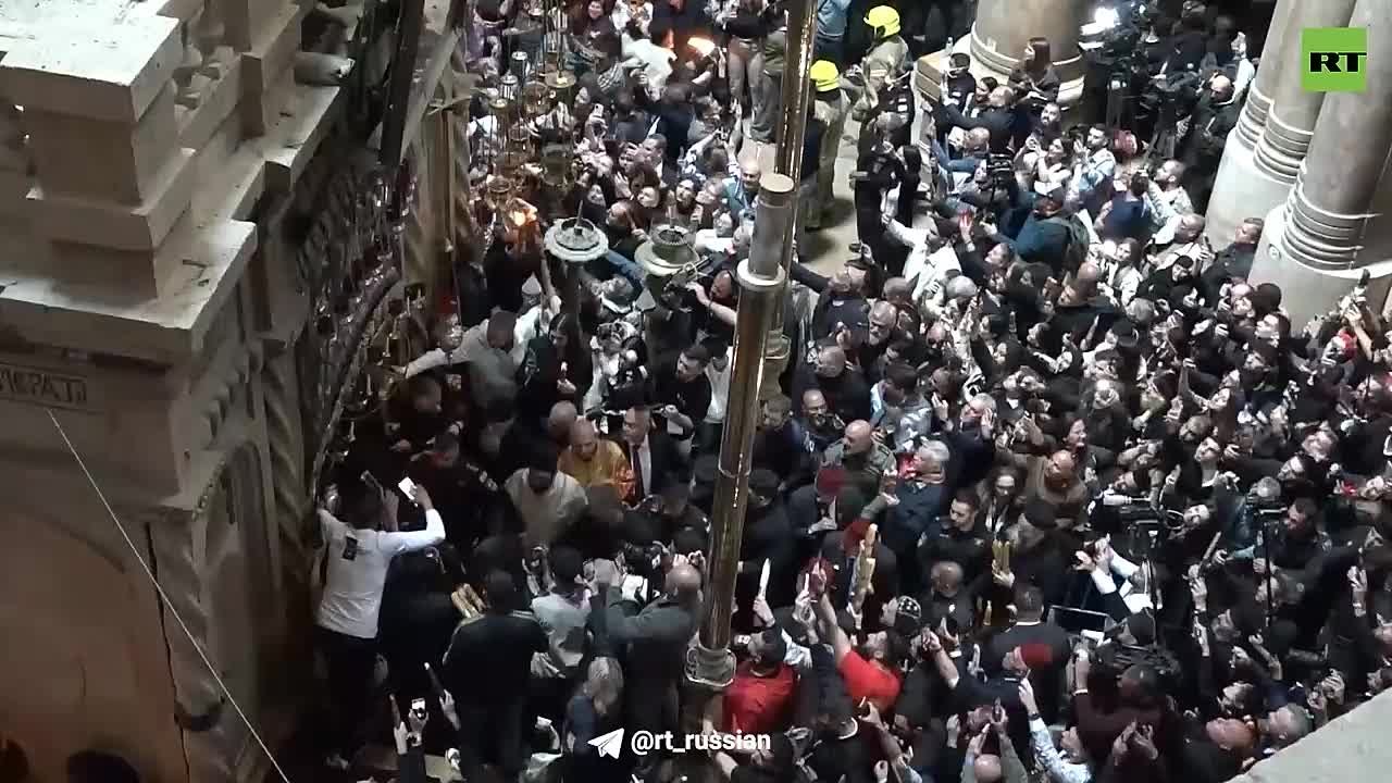 Благодатный огонь сошёл в храме Гроба Господня в Иерусалиме