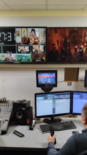 Пасхальную службу комментируют наша ведущая Ольга Гаврилова и священнослужитель Покровского храма Владимир Фенота