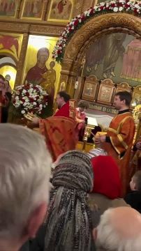 Видео из рубрики «Не у нас»: в одной из российских церквей батюшка святой воды не пожалел и окатил прихожан от души