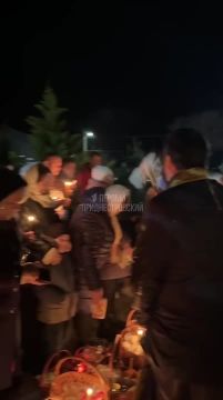 Так щедро окропляли прихожан и куличи этой ночью в Карагаше