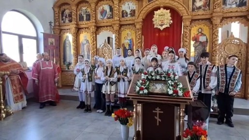 Сегодня учащиеся второй городской школы поздравили прихожан храма Успения Пресвятой Богородицы с праздником Пасхи