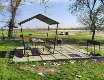 Праздники прошли, а мусор на набережной в Бендерах возле крепости остался