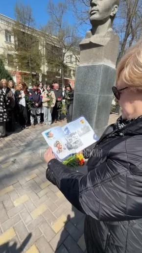 В Тирасполе студенты и малыши из детсадов возложили цветы к обновлённому памятнику Юрию Гагарину