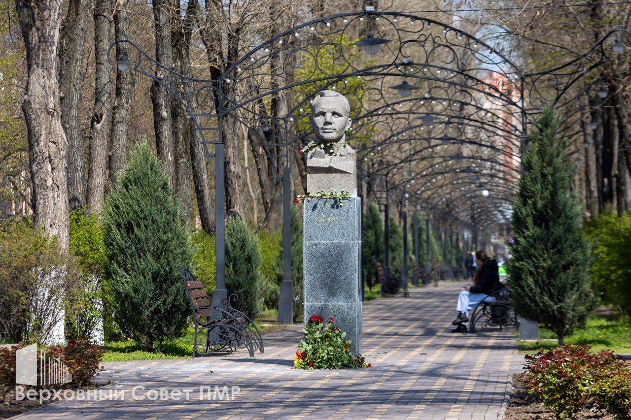 В Тирасполе к 65-летию первого полёта человека в космос обновили постамент памятника Юрию Гагарину на бульваре его имени, а также баннер «Первый в космосе» на фасаде дома №17 по улице Свердлова