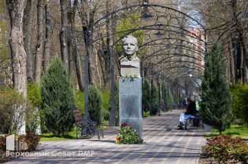 В Тирасполе к 65-летию первого полёта в космос обновили памятник на бульваре Гагарина и баннер «Первый в космосе»