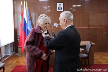 Василий Тищенко вручил Галине Васютинской орден Почёта