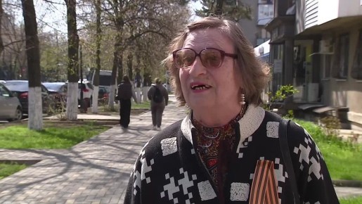 Женщина, которая пожала руку Юрию Гагарину в 1966 году, пришла возложить цветы к его памятнику в Тирасполе