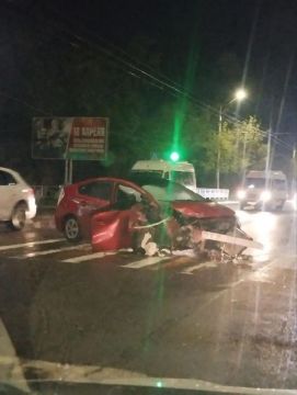 В Тирасполе пьяная девушка на красном «Приусе» протаранила столб вечером в воскресенье у 14-й школы