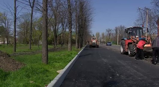 Дорожники строят новую парковку у парка «Победа» по улице Царёва, где ранее не хватало мест для автомобилей