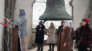 На колокольню — очередь. Во время Светлой Седмицы принято звонить «во все колокола»