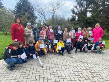 Сегодня дорожки столичного Дендрария наполнились звонким смехом и топотом десятков ног