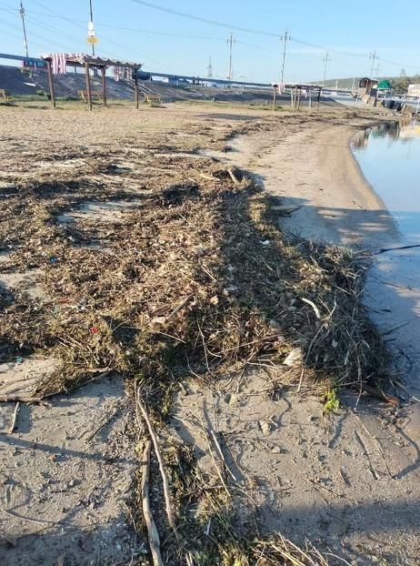В Дубоссарах на пляже валяются кучи мусора