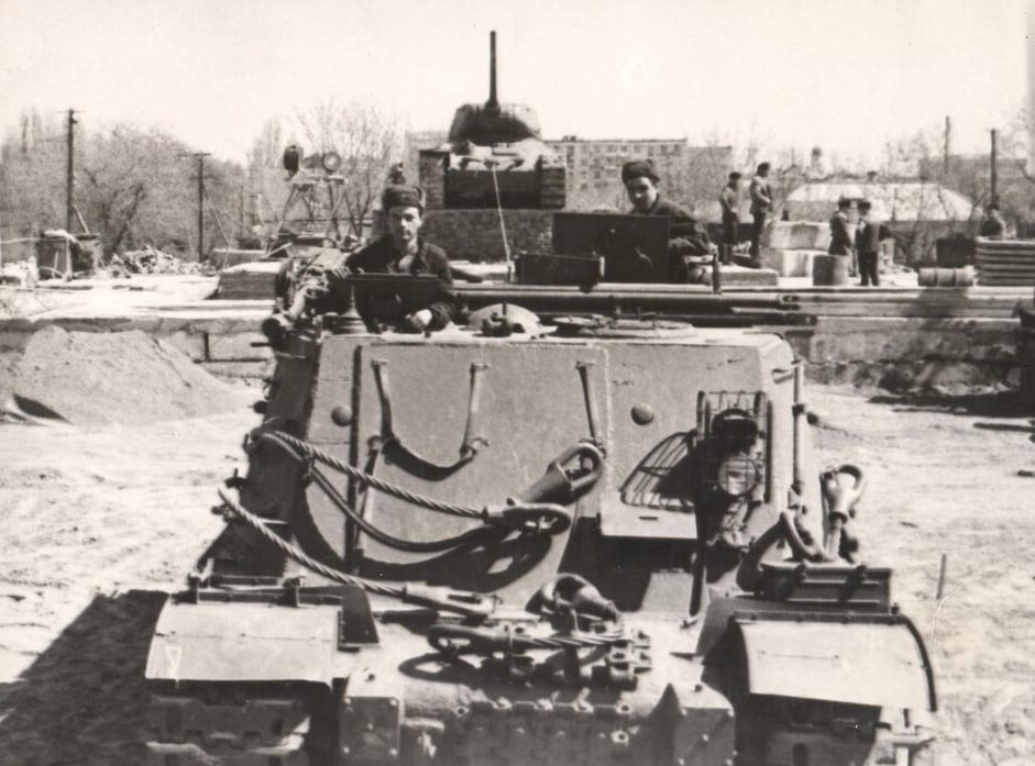 Установка танка Т-34 на постамент мемориала