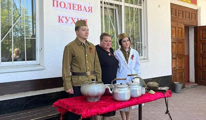 Гречневую кашу по фронтовому рецепту приготовили накануне в дубоссарской школе №2. Полевую кухню развернули на территории учебного заведения