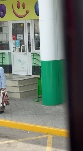 Люди стоят на остановках и обочинах и встречают музыкантов на полуторках