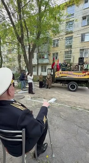 Для ветерана Константина Пуганова артисты поют «Севастопольских вальс»