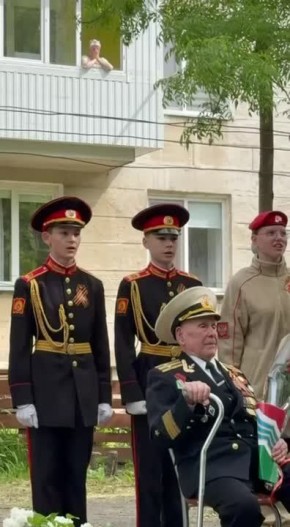 Под «День Победы» у Константина Пуганова слезы на глазах, в окне плачет соседка