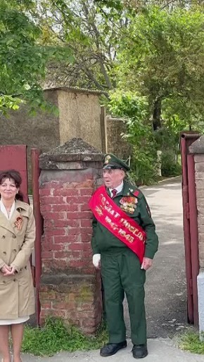 Полуторку у калитки встречает Владимир Громов и глава города Илона Тюряева