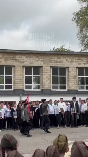 Алый стяг Победы и фотографии прадедов-героев