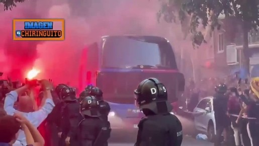 Болельщики «Барселоны» закидали камнями автобус своей же команды, перепутав с автобусом «Реала» перед Эль-Класико