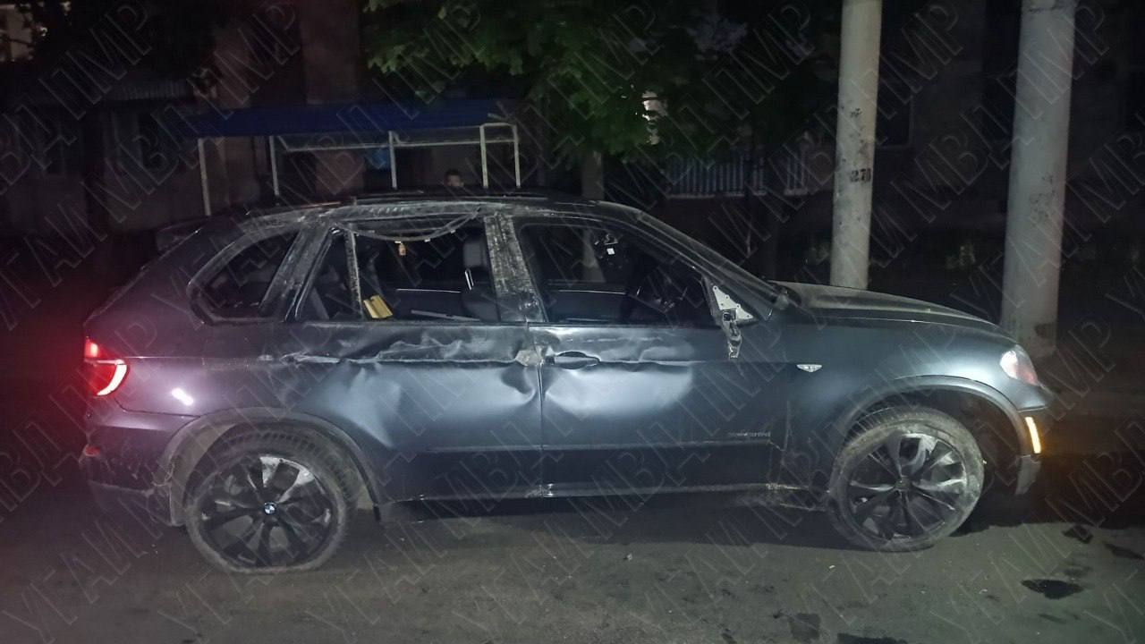 «БМВ» въехал в бордюр и электроопору