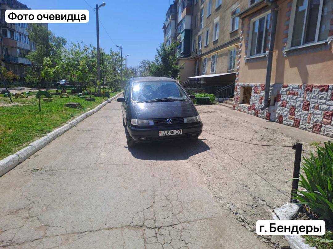 Паркуйтесь правильно!. Паркуются там, где придётся, становятся под запрещающие знаки, бросают машины прямо на дороге