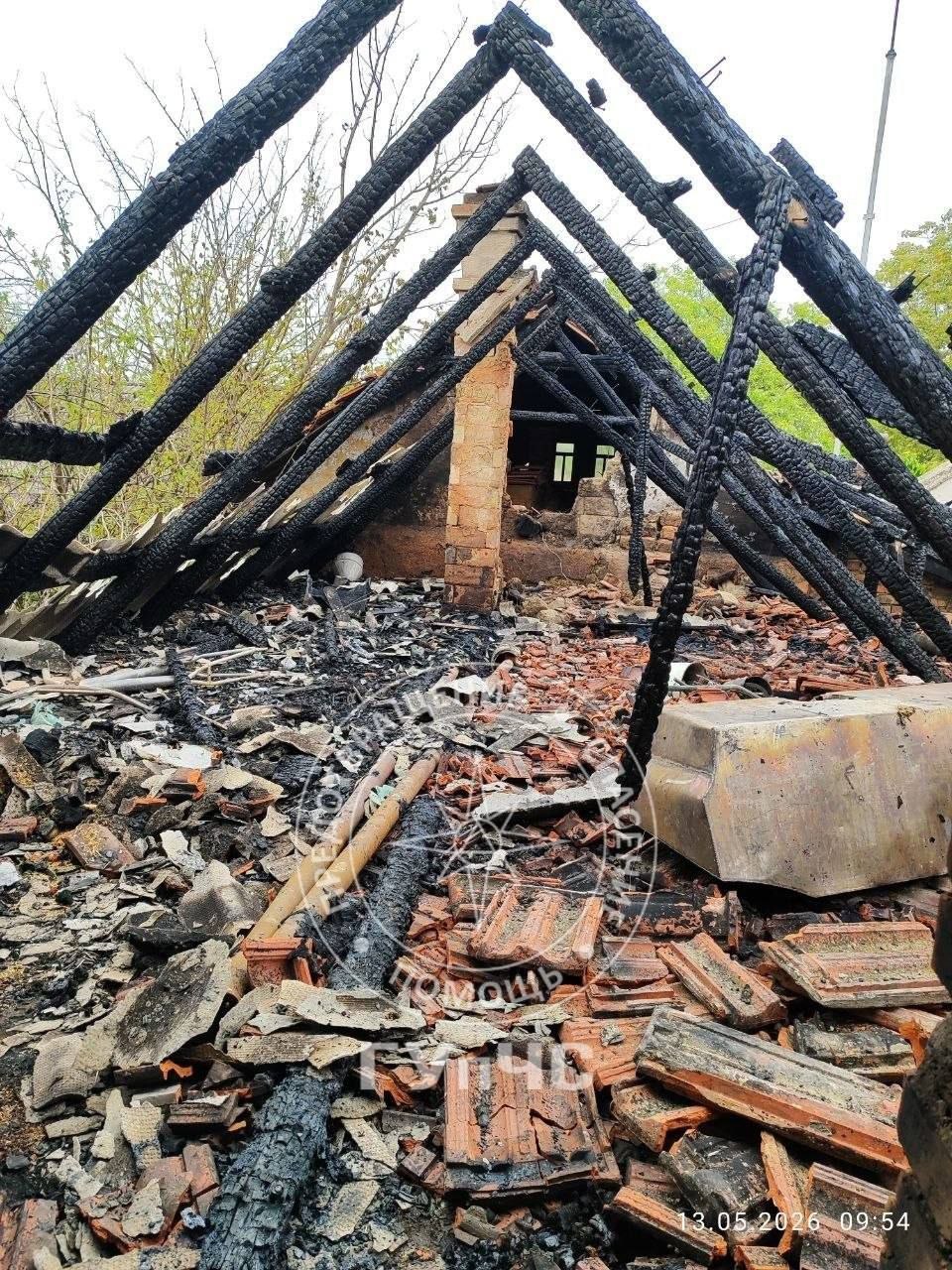 В Парканах после удара молнии загорелась крыша дома