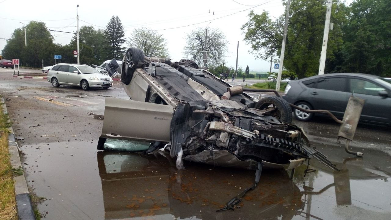 На этой машине водитель попытался проехать сквозь круг, а не по кругу