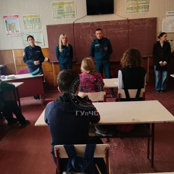 На фото инспектор Госпожнадзора и спасатели Слободзеи проводят в школах района профилактические лекции безопасности