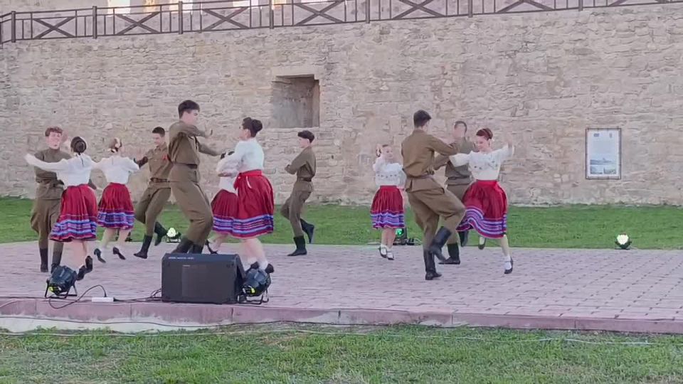 Зажигательный танец от "Приетении"!