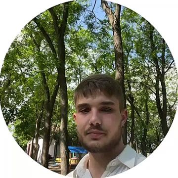 Дети в выходные разрушают то, что рабочие ремонтируют в будни на детской площадке в парке «Победа»
