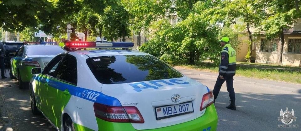 Запрет на парковку. В Тирасполе на улице Каховской 19 мая сотрудники ГАИ провели рейд с эвакуатором