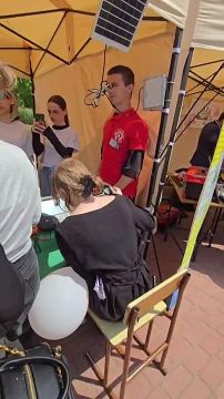 Девятиклассница за рулём пытается разобраться в агронавигаторе – такой стоит в каждом современном тракторе