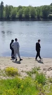 Пока спасатели тренируются на лодке, столичный пляж готовят к купальному сезону