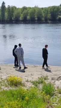 Пока спасатели тренируются на лодке, в это время столичный пляж готовят к началу купального сезона – уже 1 июня
