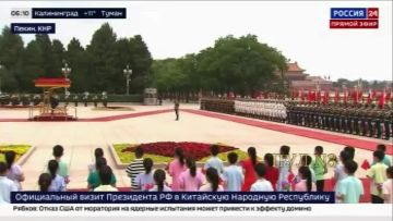 Гимн России звучит на площади Тяньаньмэнь: