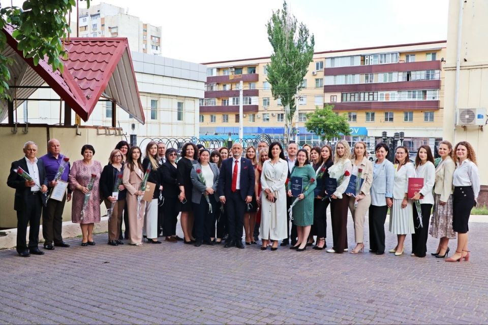В связи с 35-летием финансовой системы Приднестровской Молдавской Республики Сергей Оболоник вручил ветеранам и сотрудникам Минэкономразвития государственные и ведомственные награды