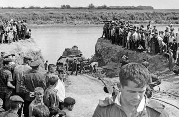 Архивные фото 1968-го. Из Днестра достают Т-34