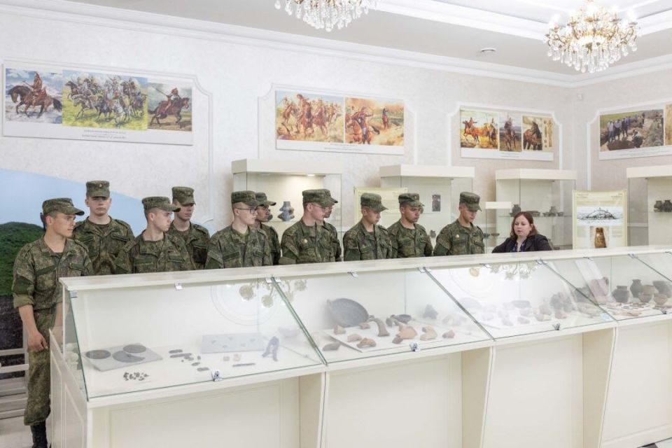 Курсанты Военного института – в выставочном павильоне Екатерининского парка