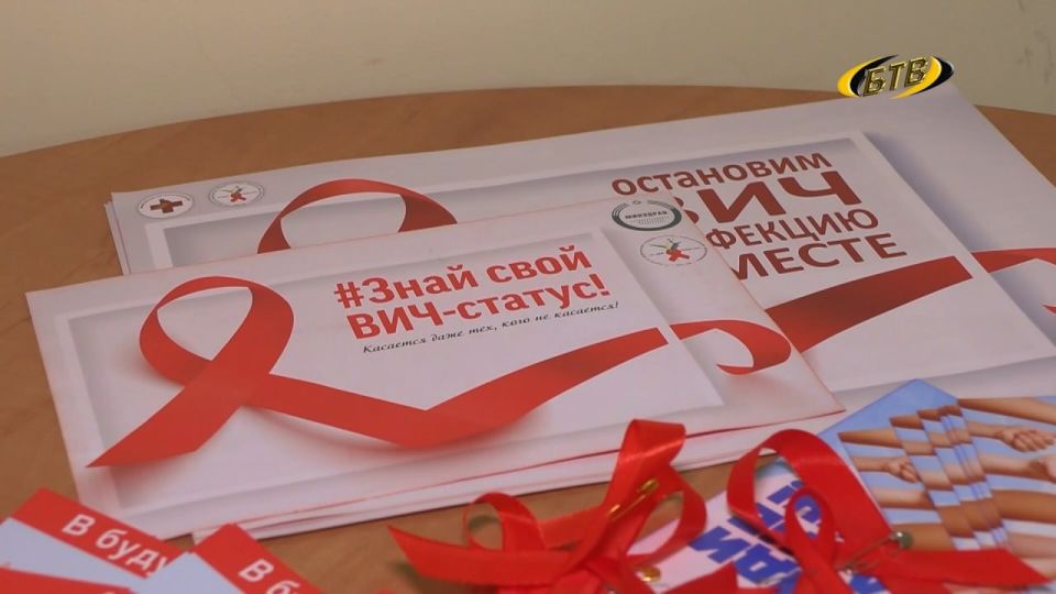 ВИЧ может годами никак себя не проявлять, поэтому врачи напоминают: важно знать свой статус и регулярно проходить обследование
