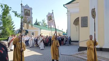 Сегодня в Преображенском соборе состоялись Божественная литургия и Крестный ход в честь одного из самых почитаемых православных праздников – дня перенесения мощей Святителя Николая Чудотворца из Мир Ликийских в Бари