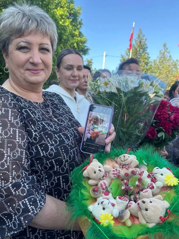 Букет из мишек принесла мама одной из выпускниц кадетского корпуса и показала нам фото, на котором дочка с этим же букетом идёт в первый класс