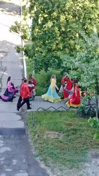 Пока ещё школьники в цыганских костюмах с утра пораньше ходили по Днестровску с фанатскими дудками
