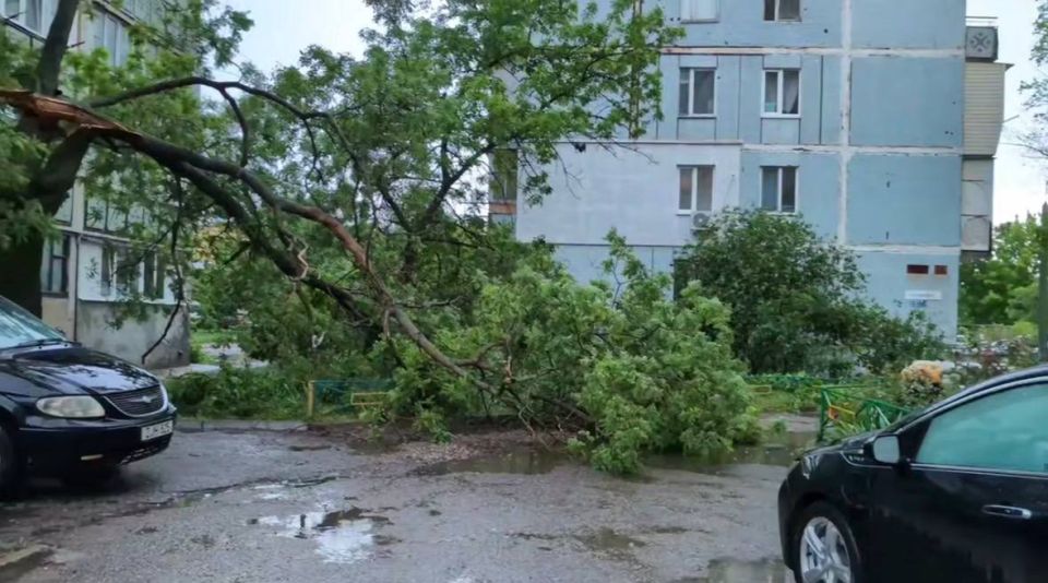 А это на Бородинке. Пишут, люди и машины не пострадали