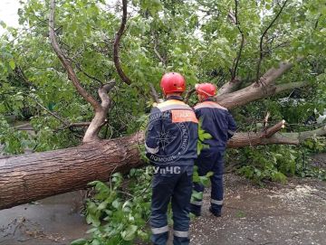 Спасатели продолжают устранять последствий непогоды