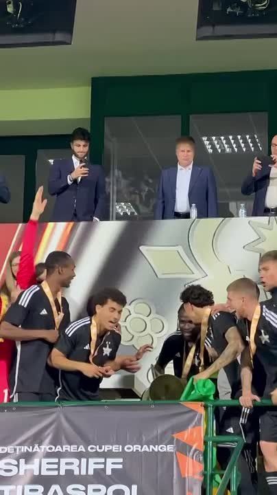 Игроки «Шерифа» поднимают кубок под «We are the champions»