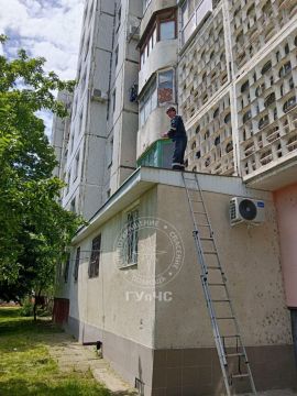В Рыбнице спасатели помогли женщине, у которой случайно захлопнулась дверь квартиры, когда она вышла вынести мусор